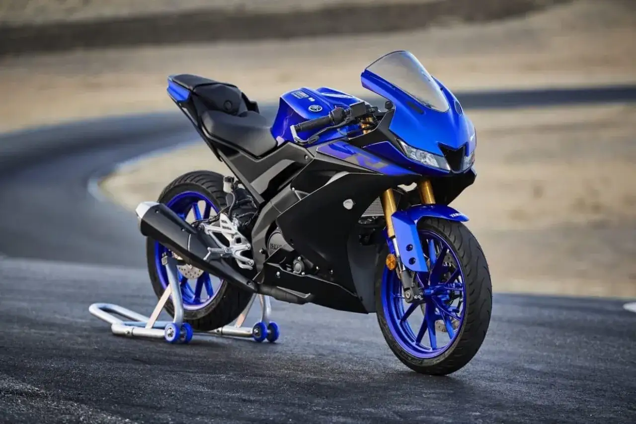 Niebieski motocykl sportowy Yamaha YZF-R125 na torze. Sprawdź yamaha yzf-r125 dane techniczne i poczuj moc!