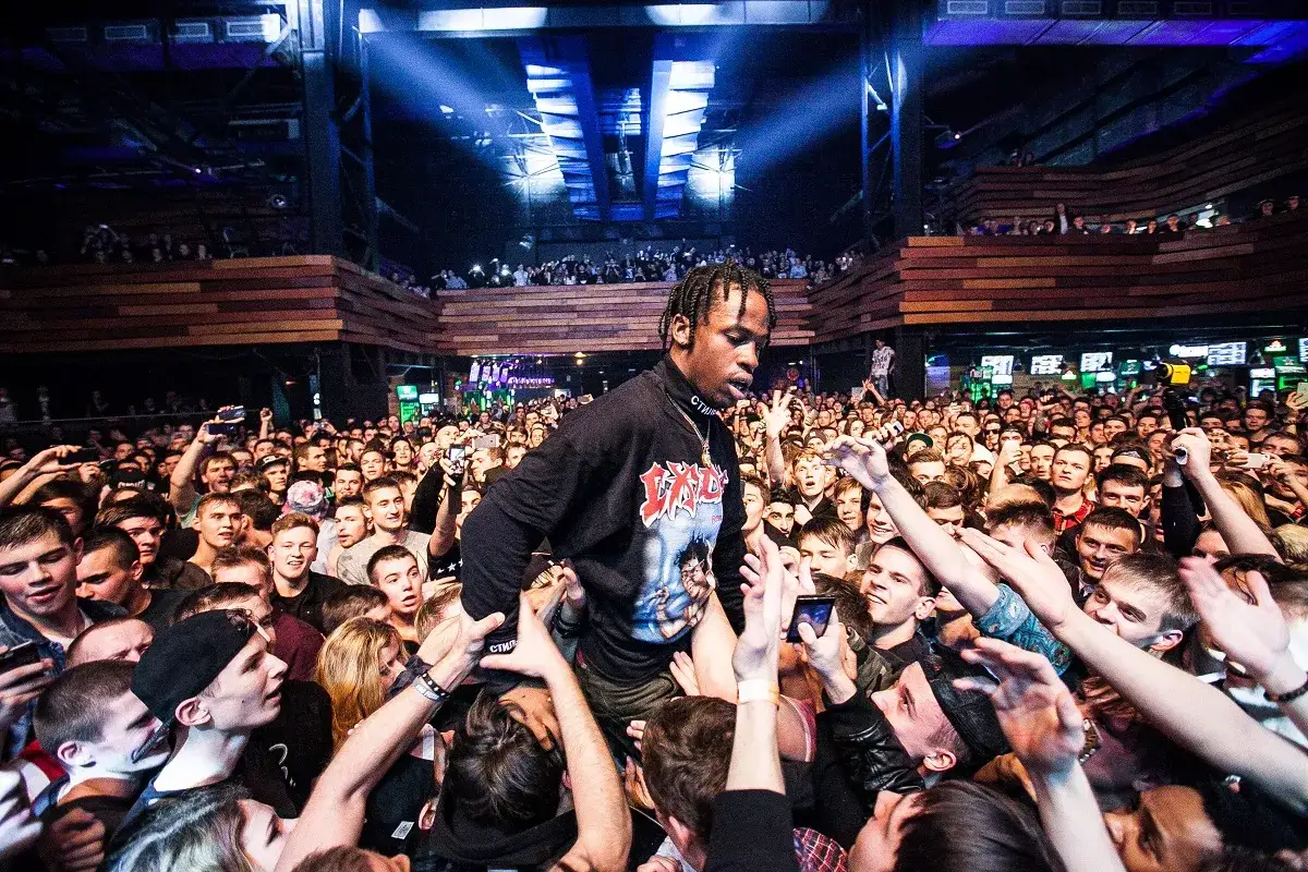 Travis Scott w Polsce, na koncercie w tłumie fanów. Energia i emocje na żywo.