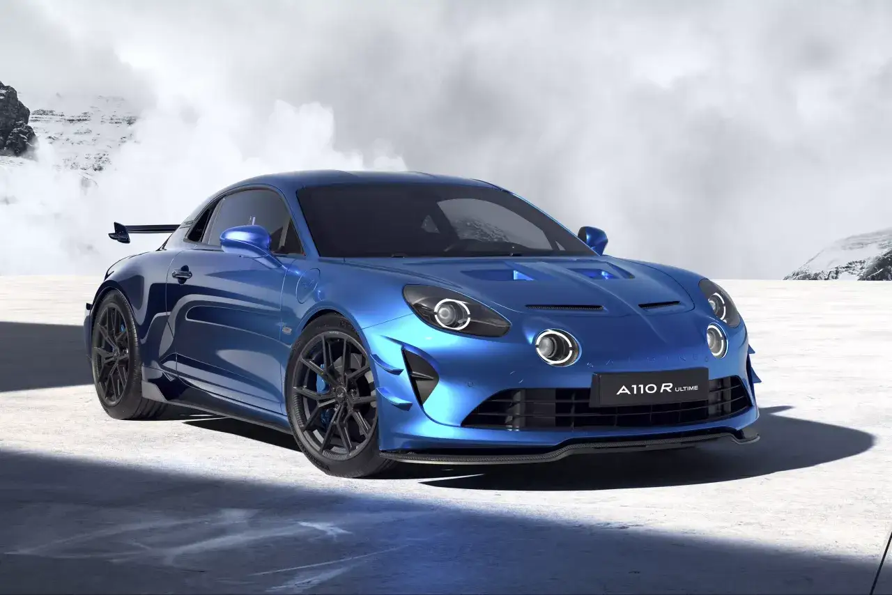 Alpine A110 R Ultime bleue, prête à déchaîner ses chevaux sur la neige.