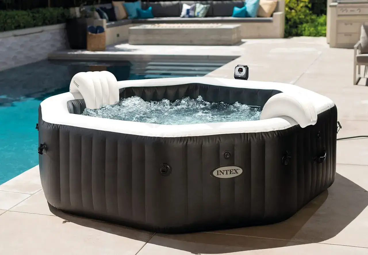 Dmuchane jacuzzi Intex Pure Spa w ogrodzie