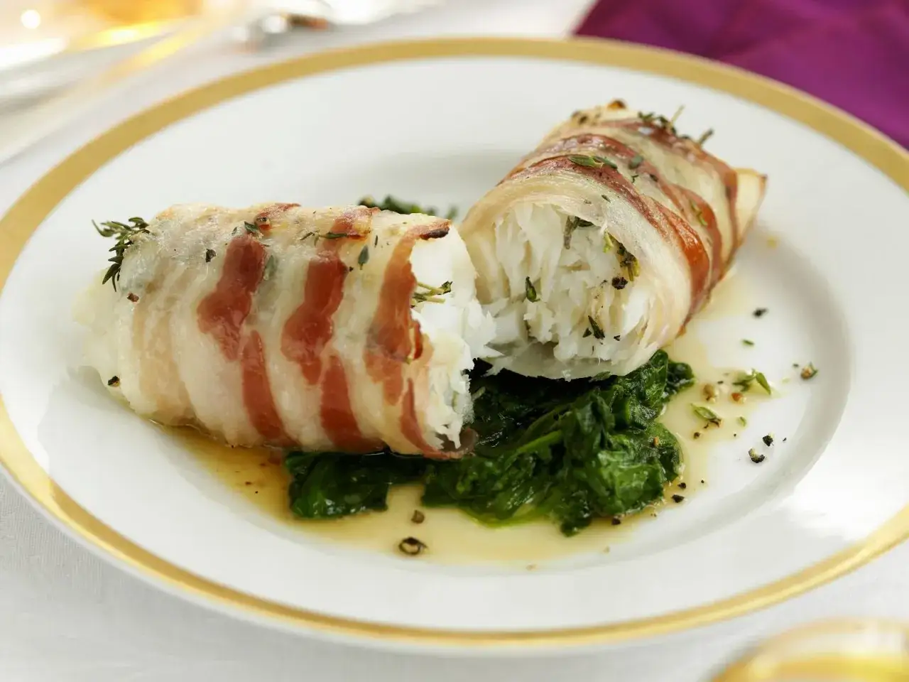 Zwei Fischr&ouml;llchen in Speck, auf Spinat serviert. Tolle Ideen f&uuml;r eine Fischplatte, die begeistert.