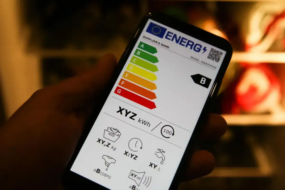 Smartphone mostra etichetta energetica lavatrice. Si legge