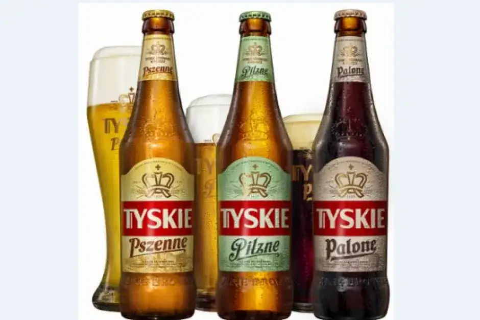 Różne opakowania piwa Tyskie w sklepie