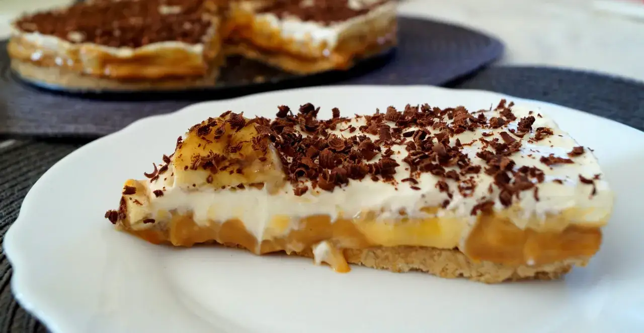 Pyszny kawałek Banoffee Pie z bananami, kremem i czekoladą. Idealny przepis na deser.
