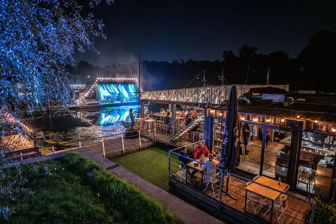 Nietypowe restauracje Warszawa: wieczór nad wodą z koncertem na żywo i klimatycznym ogródkiem.