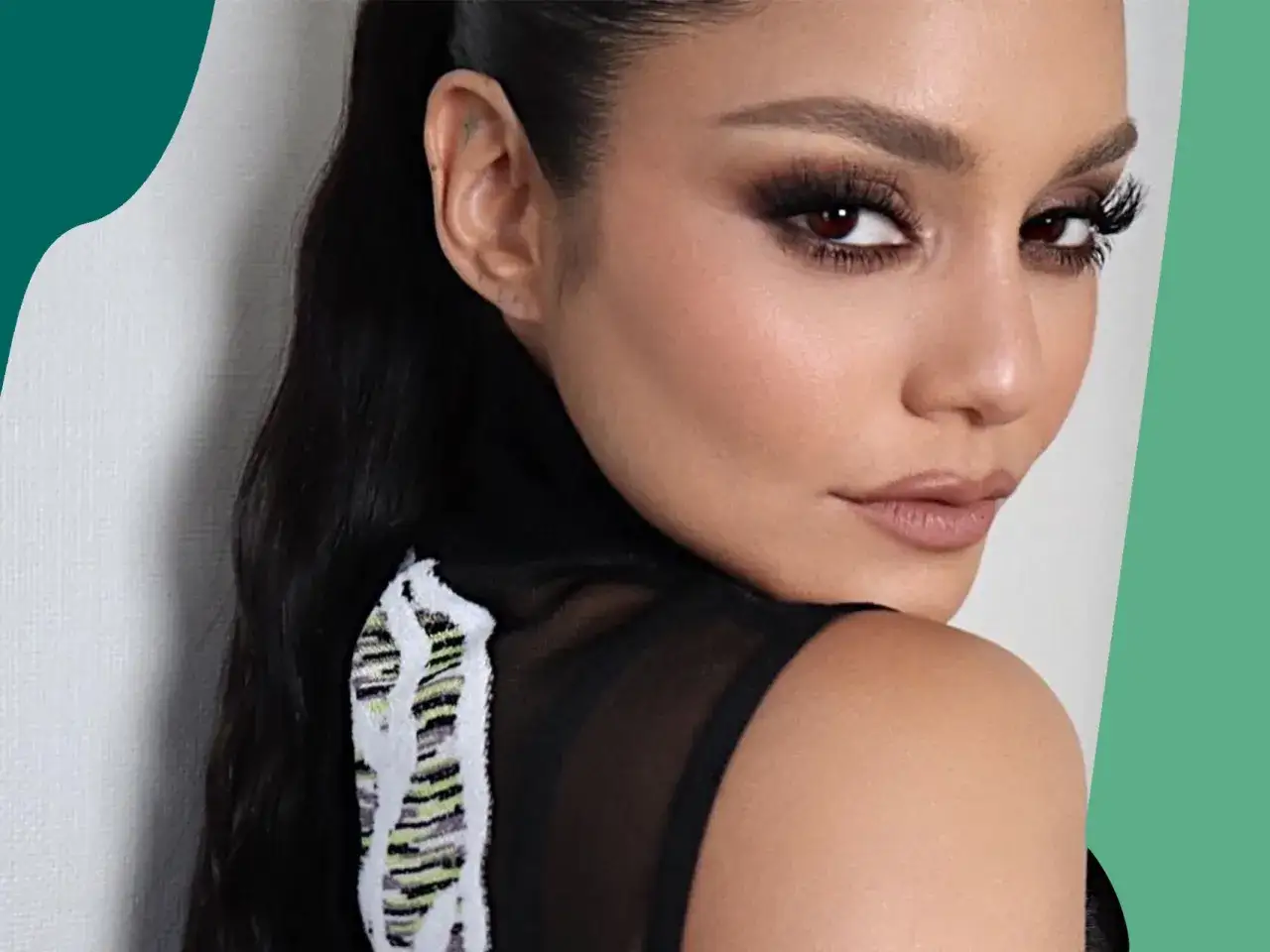 Kobieta zmysłowo spogląda przez ramię, prezentując perfekcyjny makijaż wieczorowy. Ciemne smoky eyes i podkreślone usta dodają jej uroku.