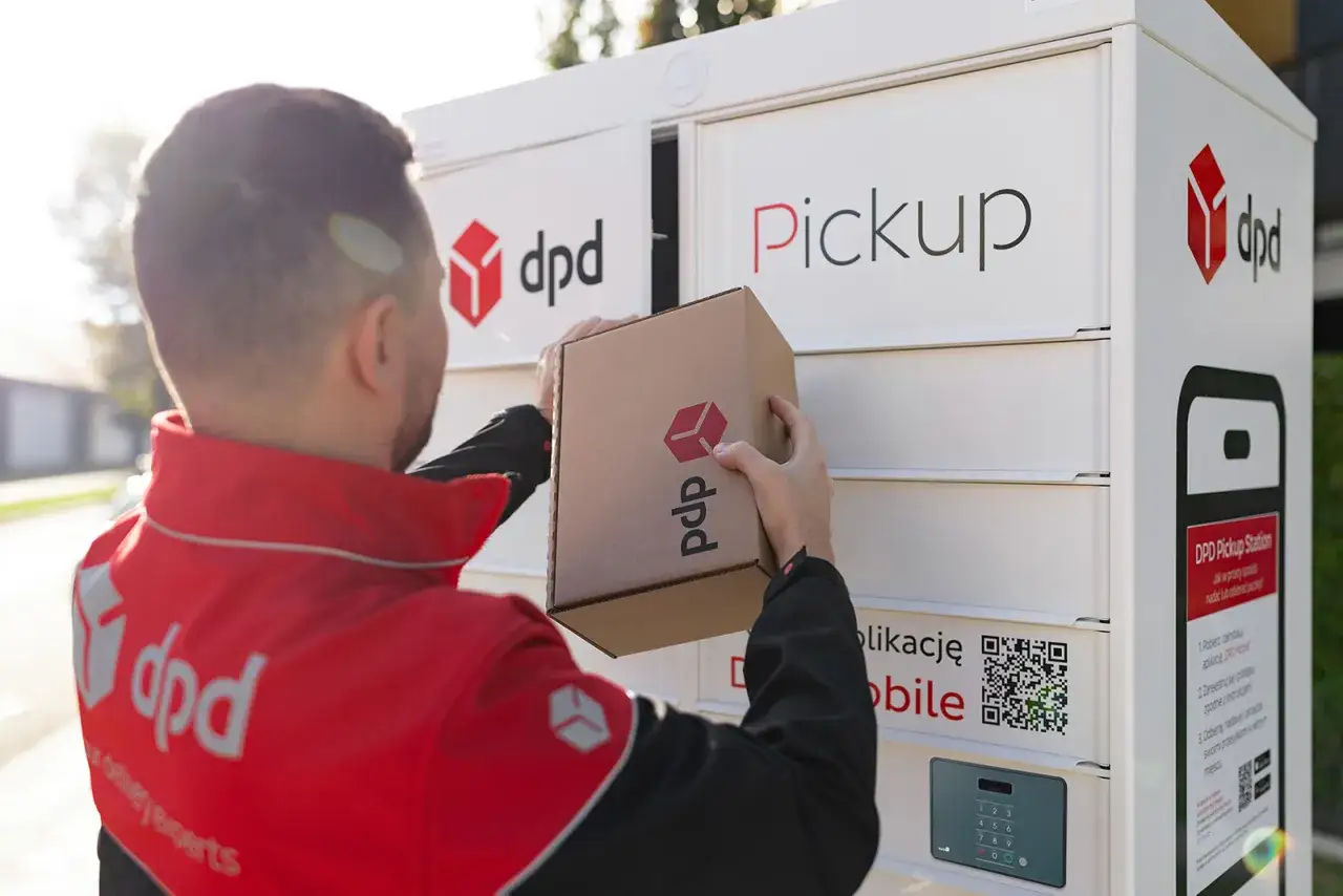 Kurier DPD wkłada paczkę do automatu. DPD ubezpieczenie paczki zapewnia bezpieczeństwo przesyłki.