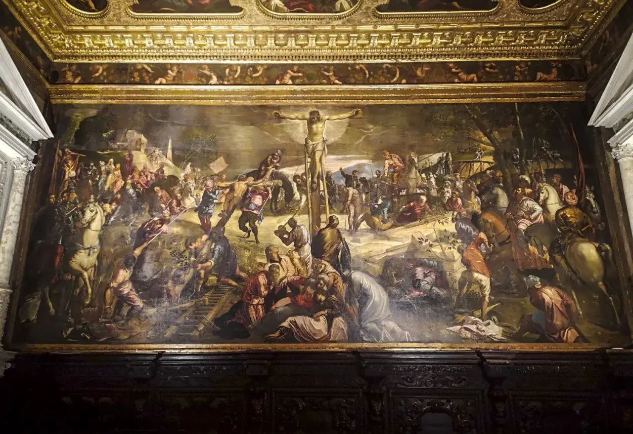 Un'imponente scena della crocifissione, una delle tante opere d'arte a Venezia, con una folla animata e cavalli.