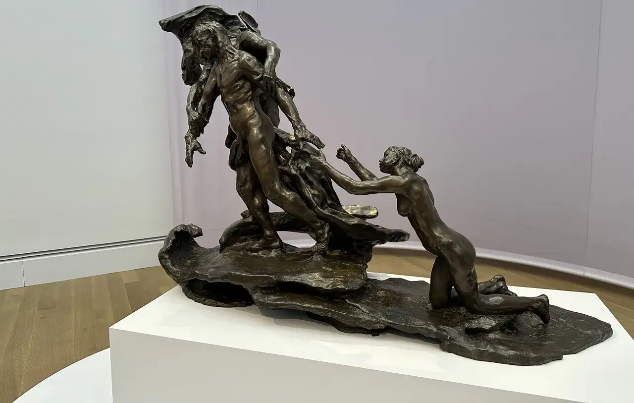 Brązowa rzeźba przedstawia dramatyczną scenę walki i ucieczki. Wiek dojrzały Camille Claudel uchwyciła tu ludzkie emocje.
