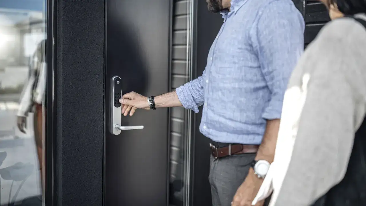 Man anv&auml;nder Yale Doorman automatisk l&aring;sning p&aring; en m&ouml;rk ytterd&ouml;rr.