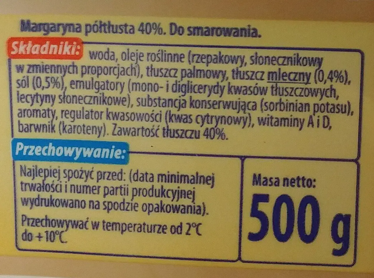Margaryna półtłusta 40%. Czy margaryna jest zdrowa? Składniki: woda, oleje roślinne, tłuszcz palmowy, mleczny, sól, emulgatory, konserwanty, aromaty, witaminy A i D, barwnik.