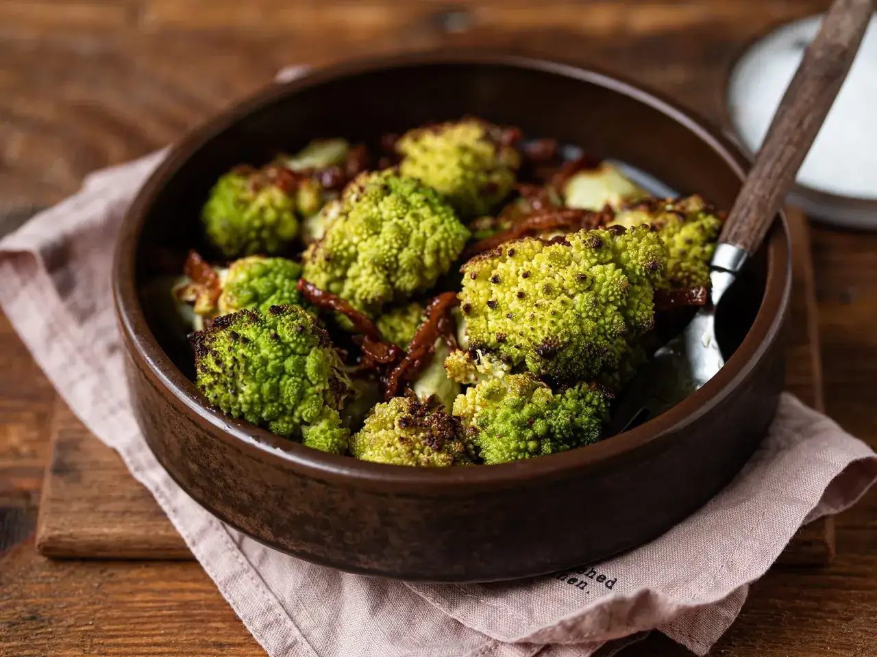gebackener Romanesco im Ganzen mit Kräutern als Hauptgericht