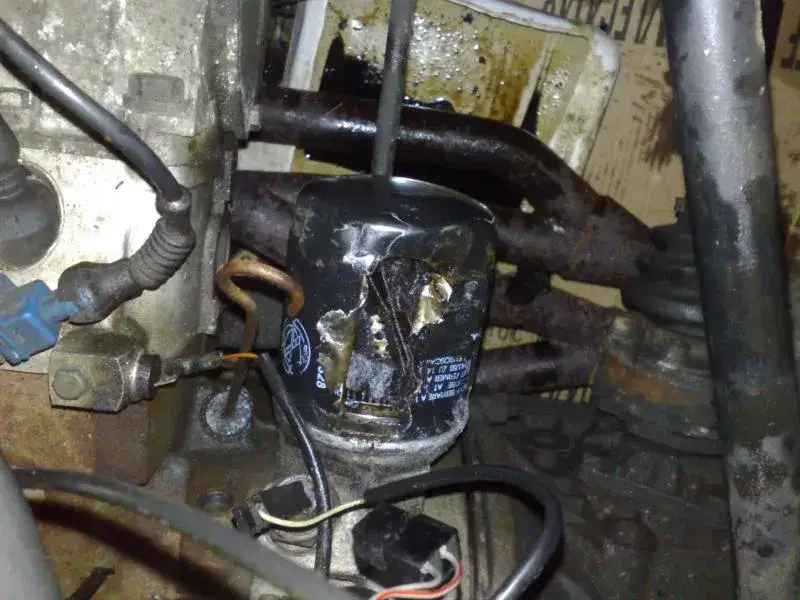 filtre &agrave; huile bloqu&eacute; dans un moteur de voiture