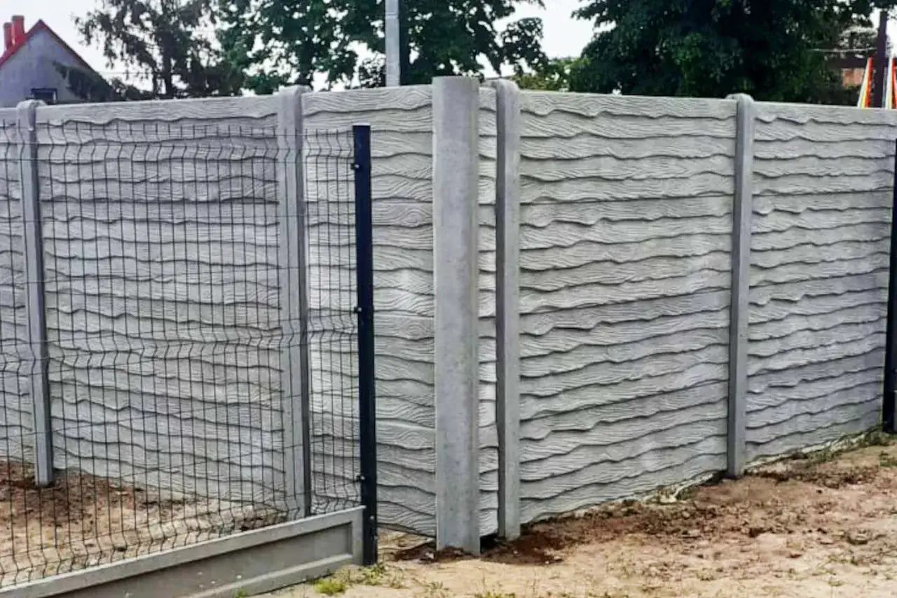 Gotowe panele betonowe imitujące drewno, idealne do szybkiego montażu. Dowiedz się, jak zrobić ogrodzenie, które jest trwałe i estetyczne.