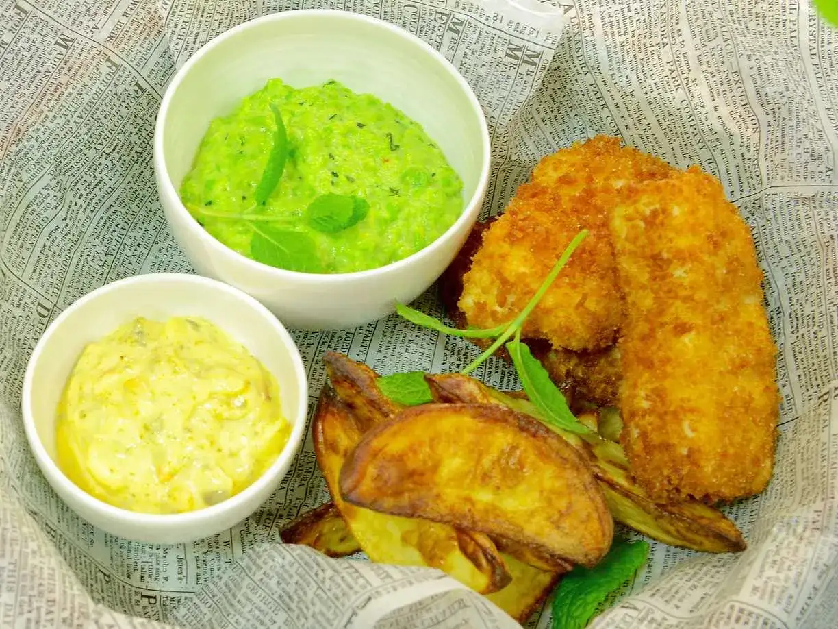 Krispig fish and chips med mosade ärtor och remouladsås. En klassisk brittisk rätt som smakar lika bra i Sverige.