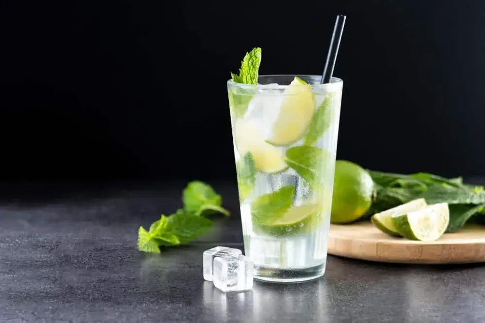 Orzeźwiający drink Mojito w wysokiej szklance z miętą i limonką