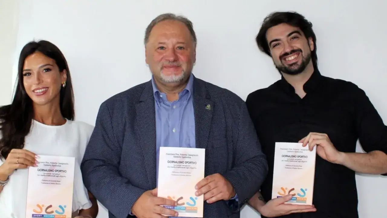 Tre persone sorridono tenendo libri intitolati 