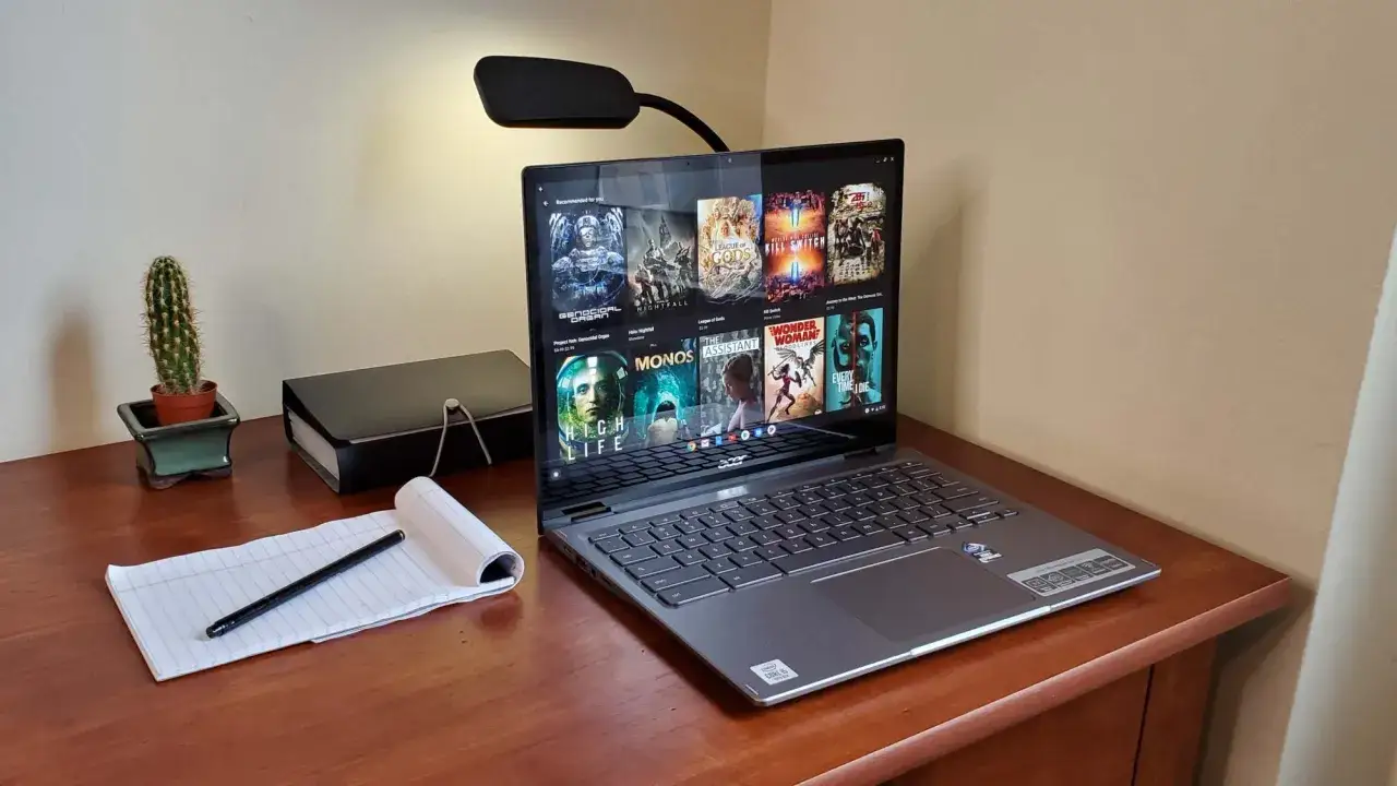 Ein Acer Chromebook zeigt Filmempfehlungen. Was ist ein Chromebook? Ein leichtes Notebook f&uuml;r Online-Aufgaben, perfekt f&uuml;r Streaming und Arbeit.