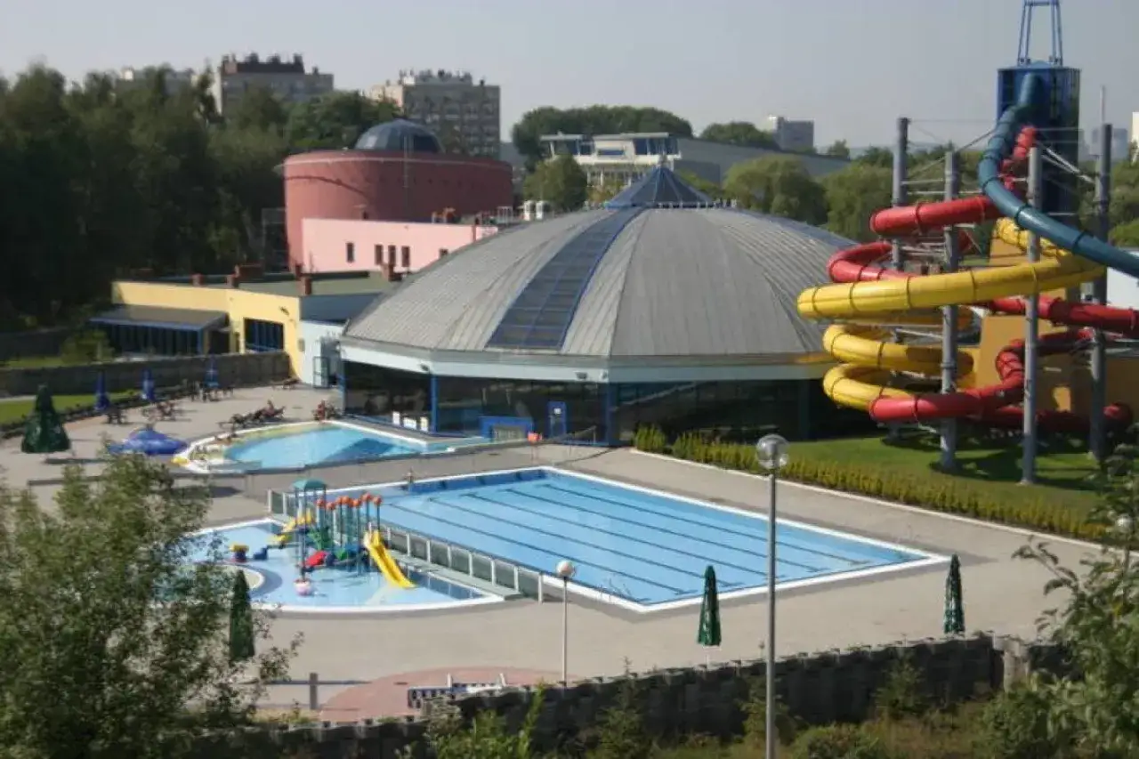 Aquapark Dąbrowa Górnicza z basenami, zjeżdżalniami i placem zabaw dla dzieci.