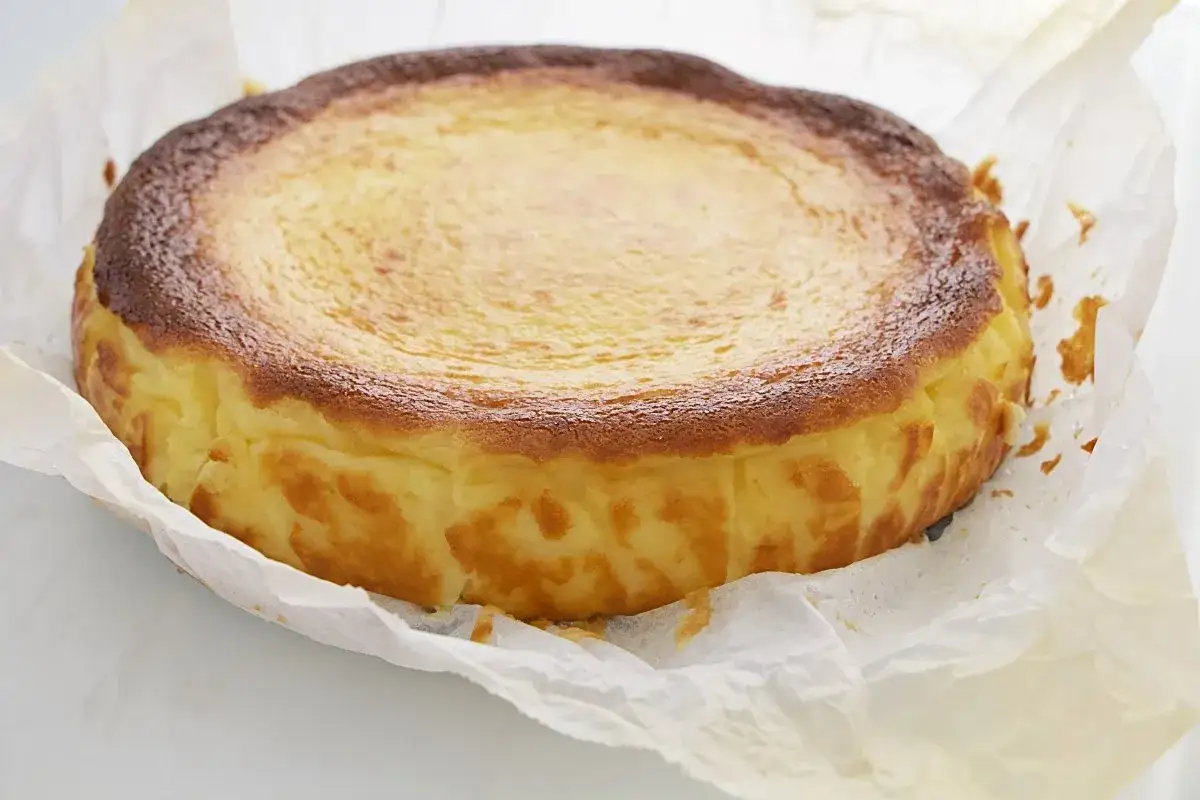 Tarta de queso cremosa, con un dorado perfecto, como la tarta de queso Eva Arguiñano.