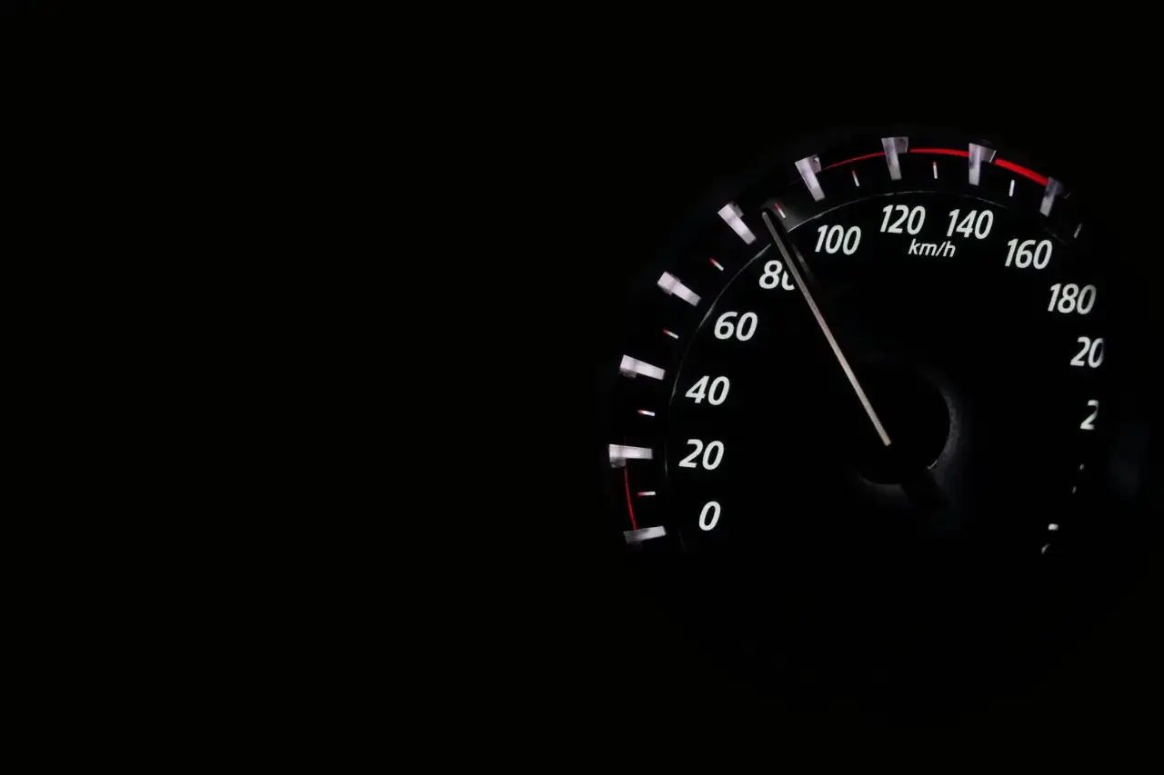 Prędkościomierz pokazuje 80 km/h. Zastanawiasz się, ile to km? To właśnie tyle, ile wskazuje licznik!