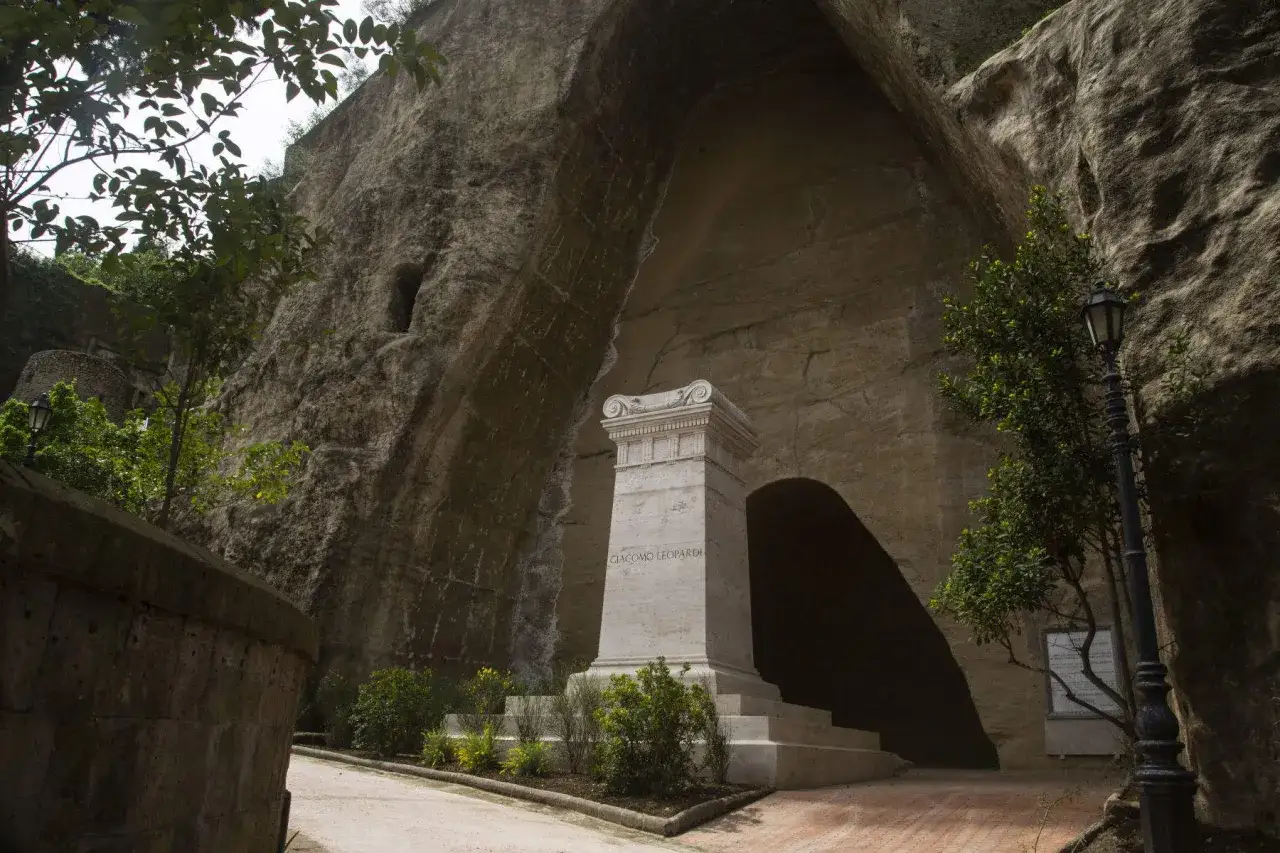 Monumento a Giacomo Leopardi nel Parco Virgiliano a Piedigrotta, con la sua imponente grotta alle spalle.