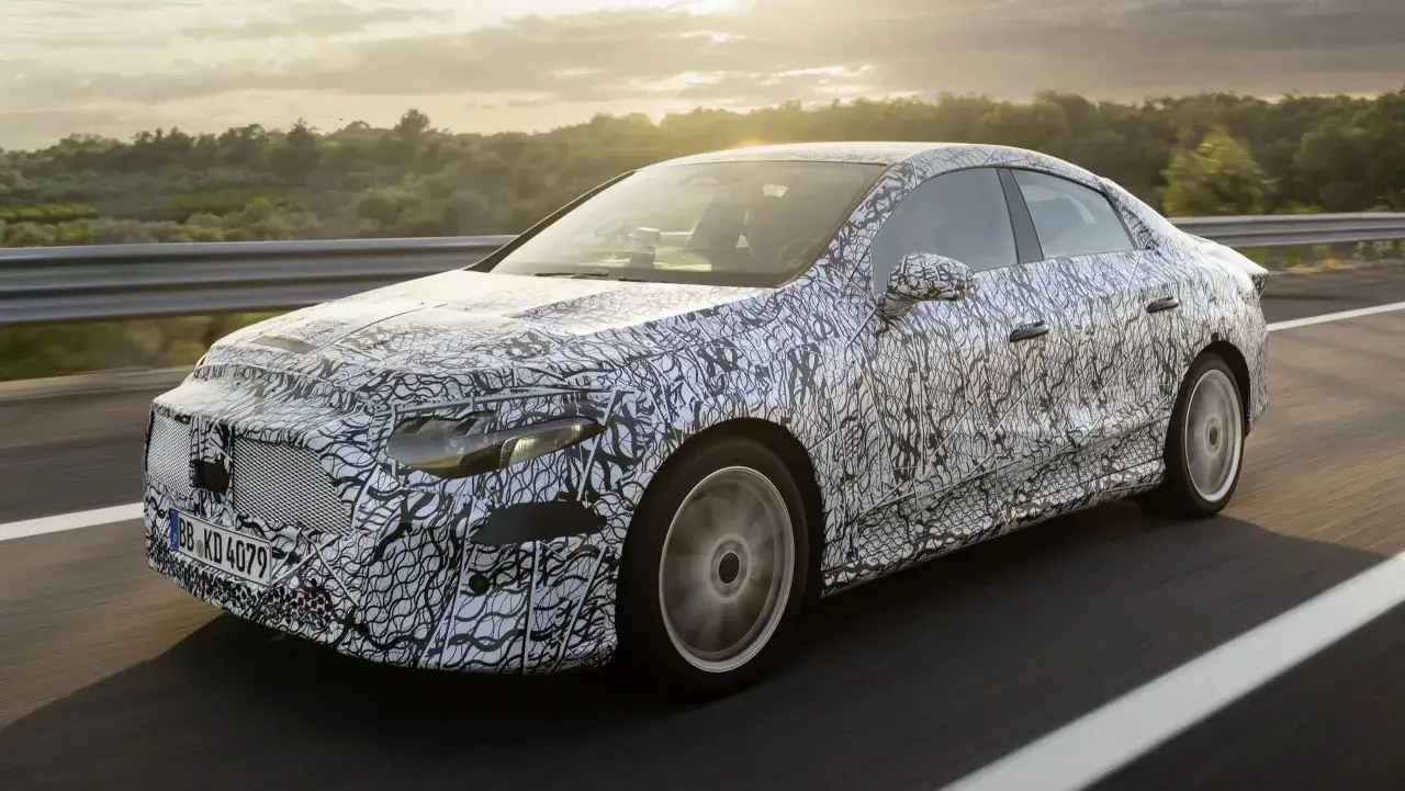 Nowy Mercedes CLA w kamuflażu testowany na drodze podczas zachodu słońca.
