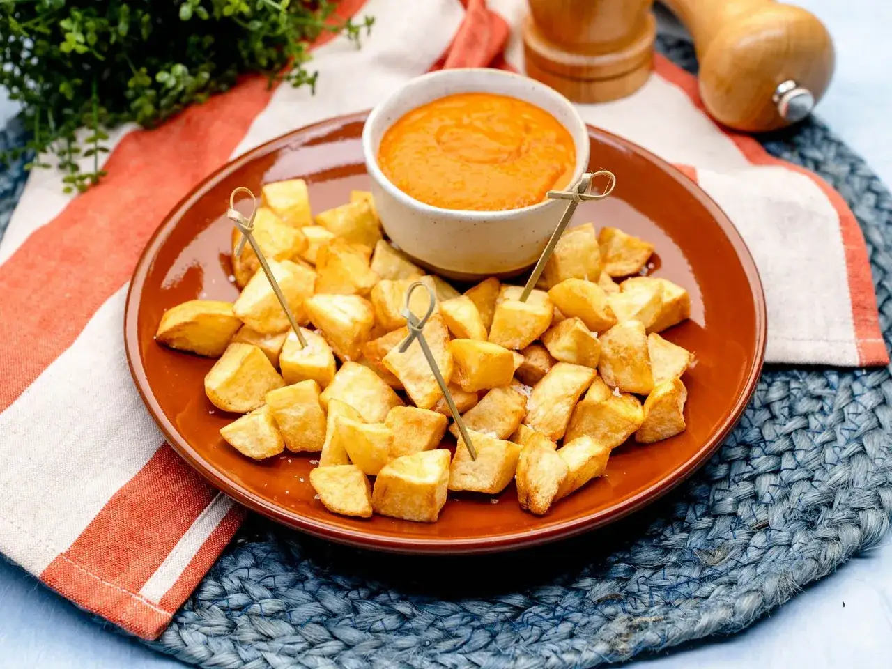 Knusprige Kartoffelwürfel mit würziger Sauce, perfekt für ein Patatas Bravas Rezept.