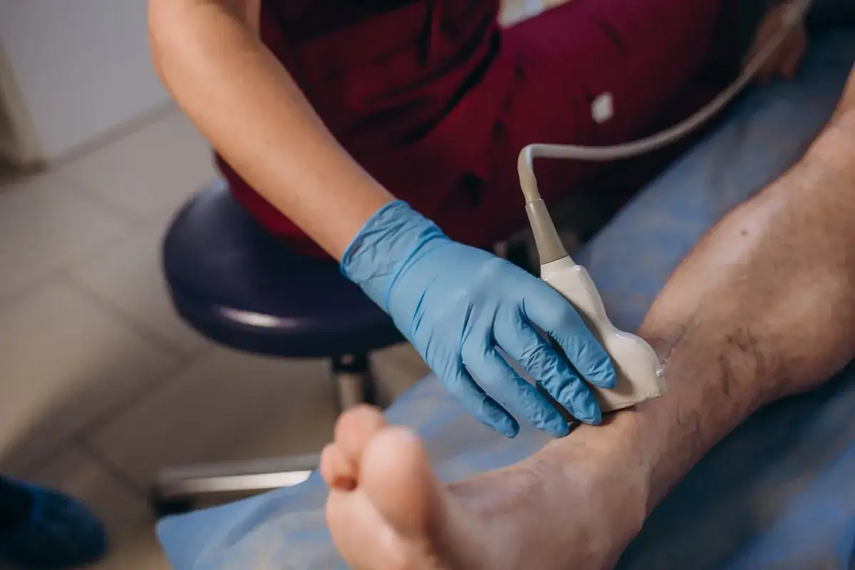 Medico esegue ecografia al piede. Scopri il costo dell'ecografia piede per una diagnosi accurata.
