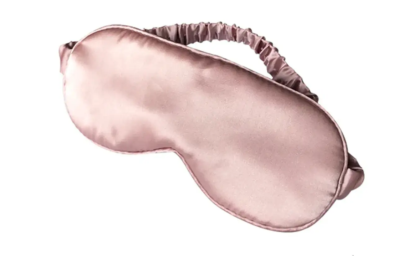 En mjuk, ljusrosa sovmask i satin med elastiskt band. Perfekt f&ouml;r en dr&ouml;msk s&ouml;mn.