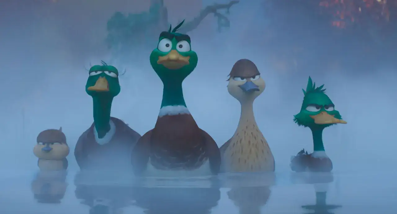 Fünf animierte Enten stehen im Nebel. Eine kleine Küken-Ente, zwei Mallard-Erpel, eine weibliche Ente und eine grüne Ente mit zerzaustem Gefieder. Sie scheinen bereit für ein