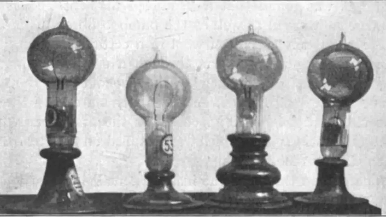 Vier frühe Glühbirnen, die an die Frage erinnern: wer hat die Glühbirne erfunden? Sie zeigen die Entwicklung der Beleuchtung.