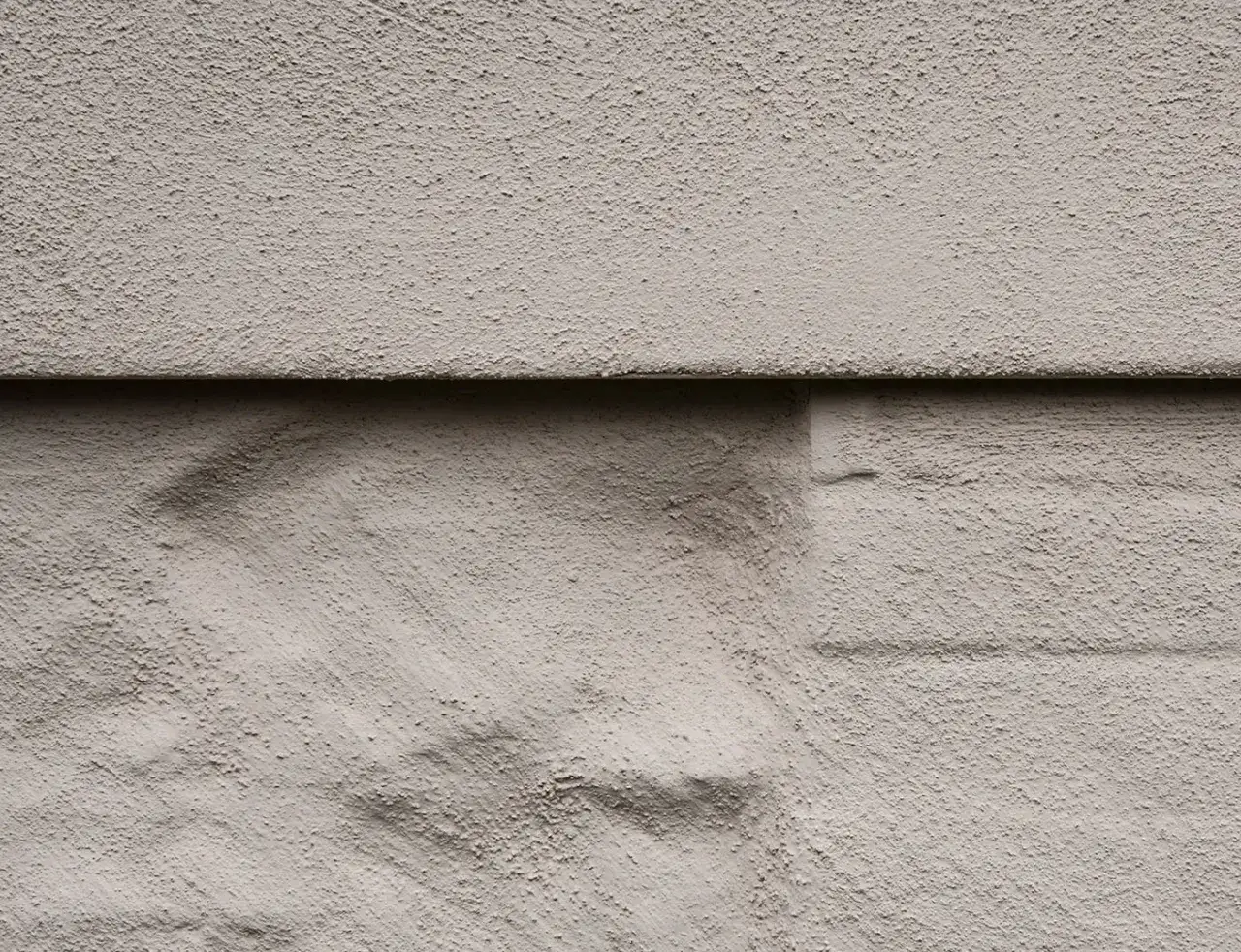 Strukturierte Wand mit sichtbaren Unebenheiten, die die nat&uuml;rlichen kalk eigenschaften hervorheben.