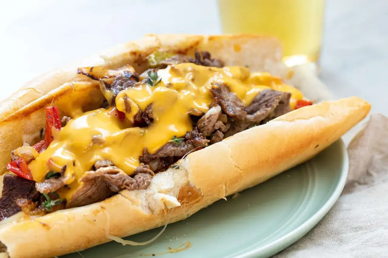En saftig philly cheese steak med sm&auml;lt ost, m&ouml;ra k&ouml;ttstrimlor och paprika i ett mjukt br&ouml;d. En klassiker som smakar fantastiskt!