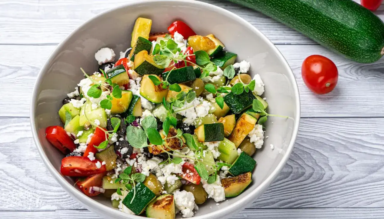 En fräsch sallad med grillad zucchini, tomat, fetaost och örter. Ett perfekt zucchini recept för sommaren.