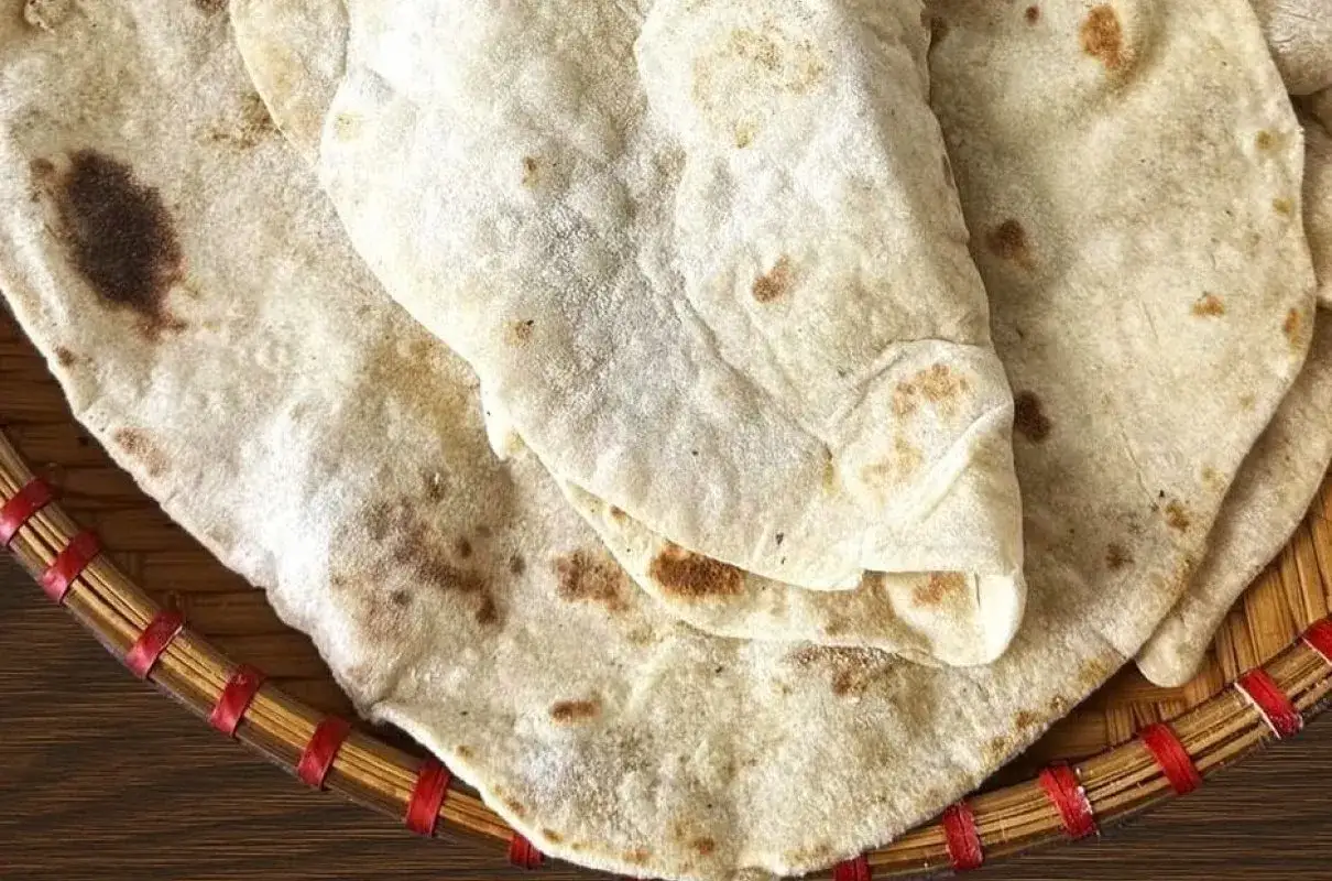 Domowy lawasz przepis na cienki, lekko przypieczony placek. Idealny do wrapów i jako dodatek do dań.