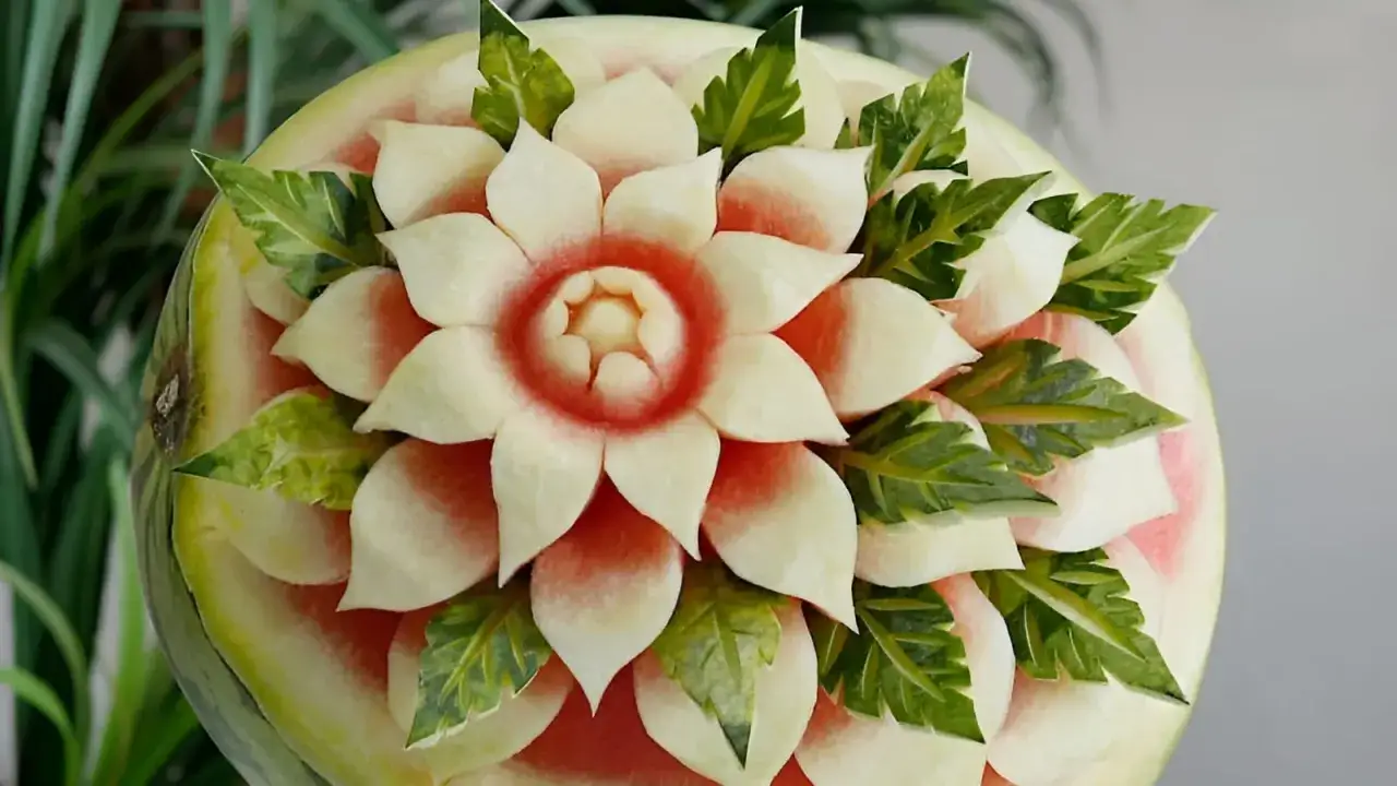 Wyjątkowy carving z arbuza w kształcie kwiatu. Delikatne płatki i liście wykonane z owocu.