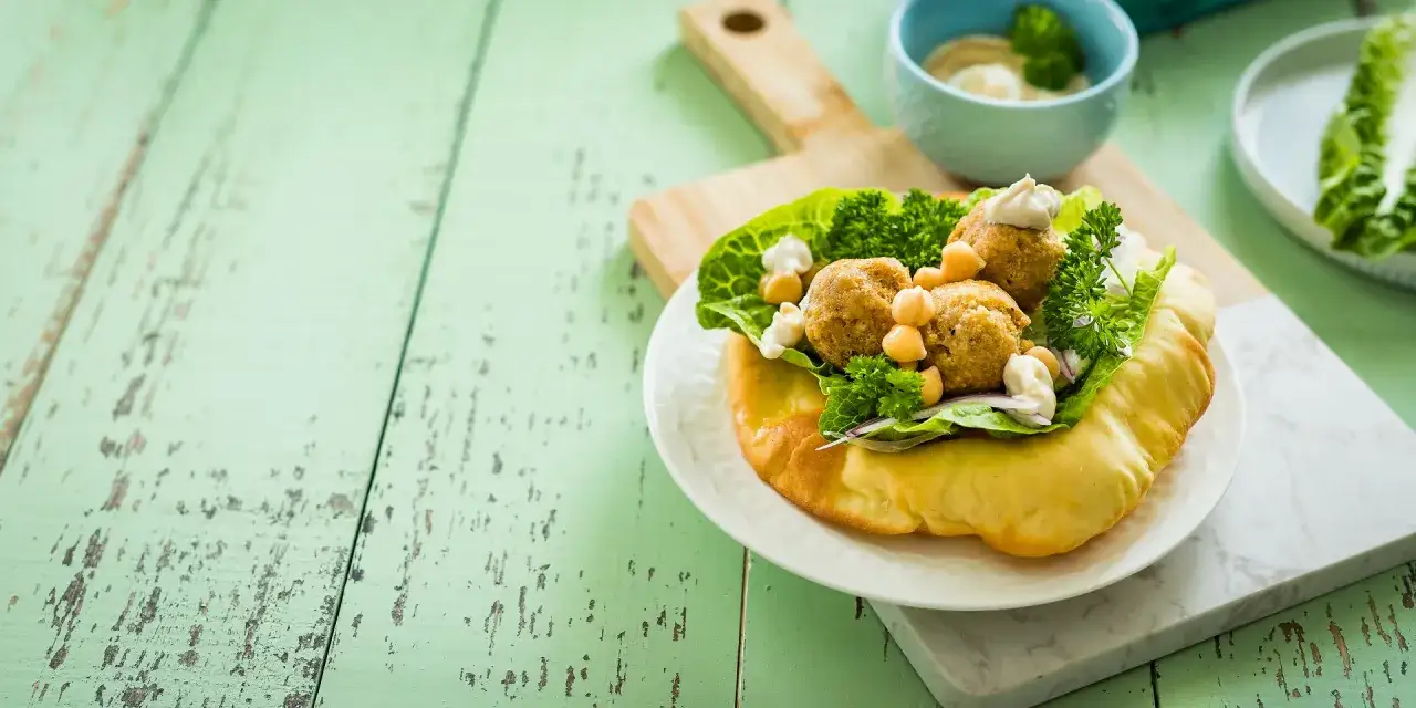 Pyszny falafel w picie z ciecierzycą, sałatą i sosem. Idealny pomysł na szybki lunch.