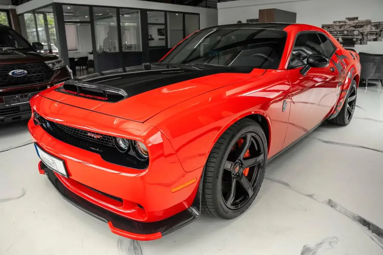 Czerwony Dodge Challenger Demon z czarną maską i felgami, gotowy do jazdy.
