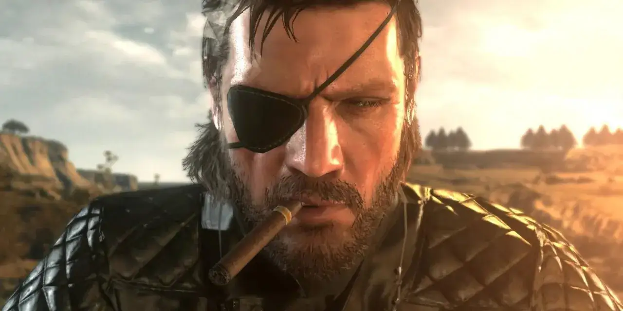 Venom Snake, z opaską na oku i cygarem w ustach, spogląda w dal na tle pustynnego krajobrazu.