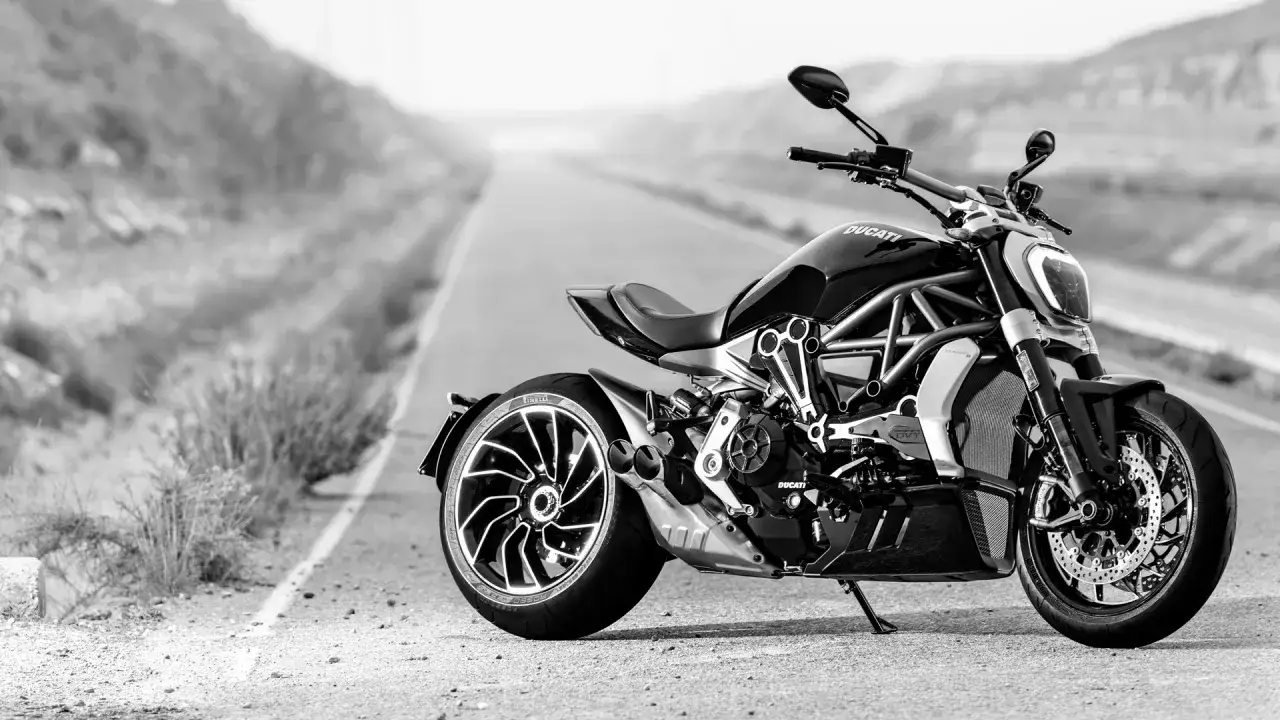Czarny Ducati XDiavel S na pustej drodze, gotowy na przygodę.