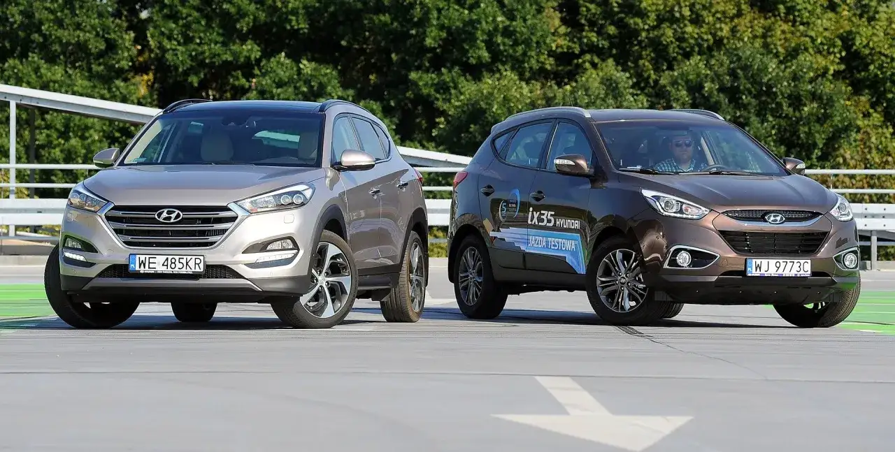 Dwa SUV-y Hyundai: nowy Tucson i starszy ix35, stoją obok siebie na parkingu.