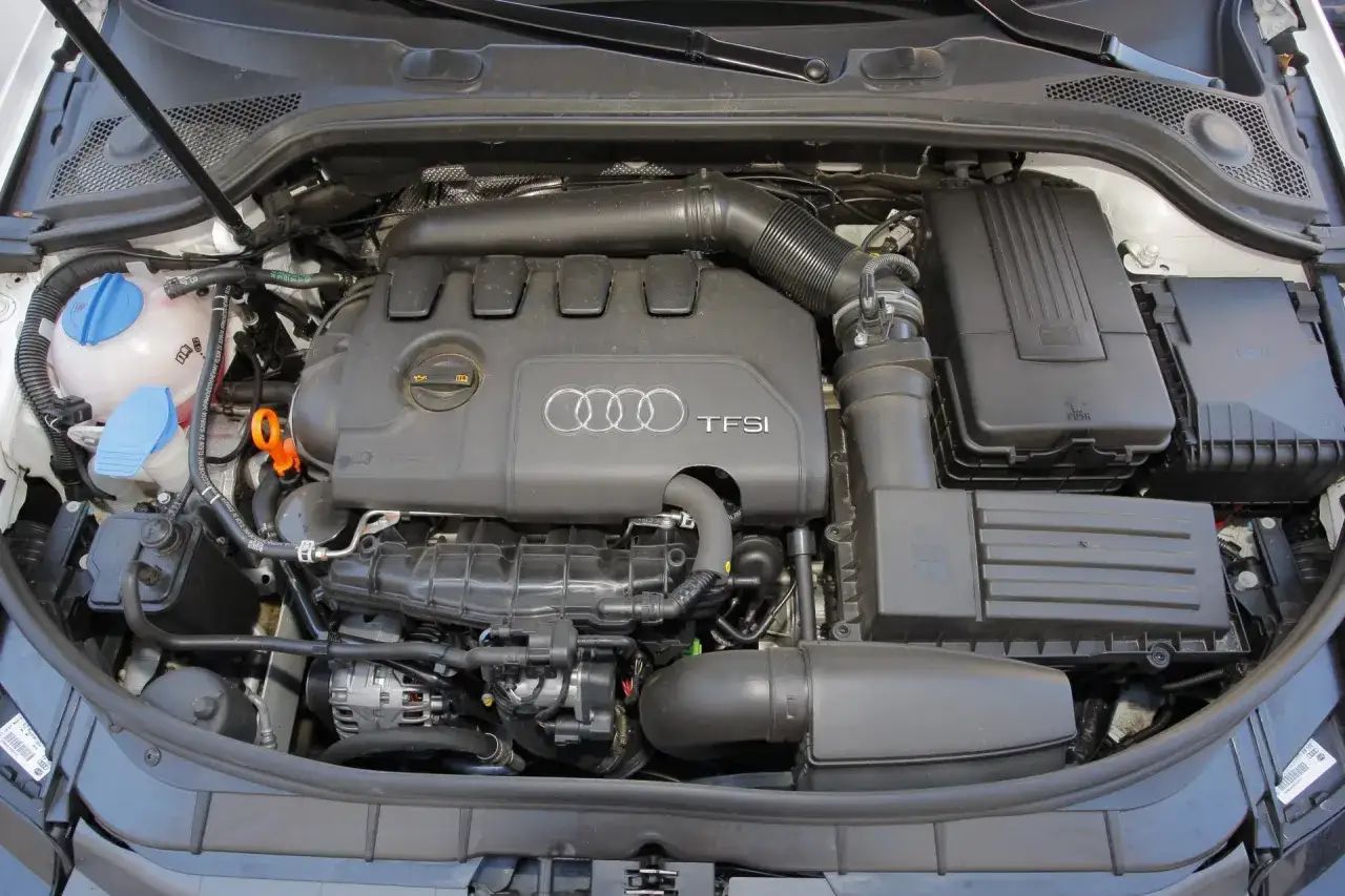 Silnik Audi 2.0 TFSI. Wiele osób szuka opinii o tym silniku, a oto jego zdjęcie.