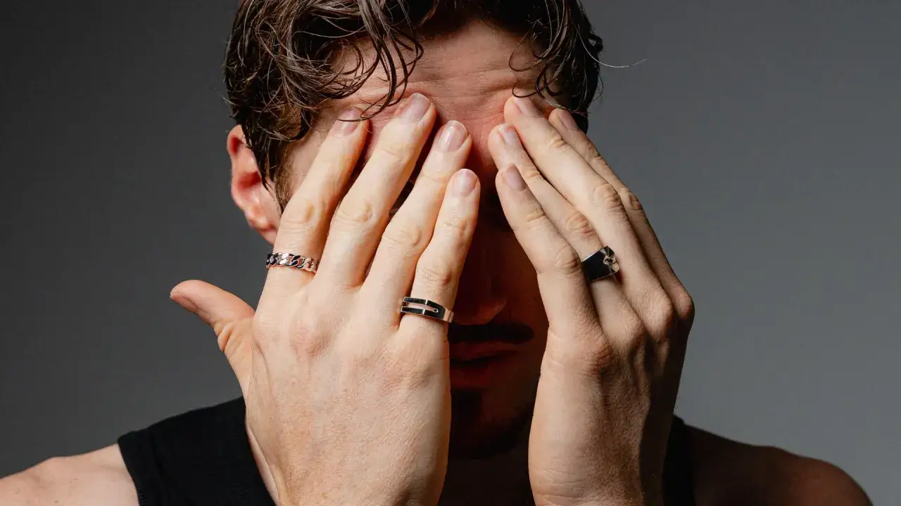 Man con anillos modernos, mostrando opciones de donde poner anillos hombre.