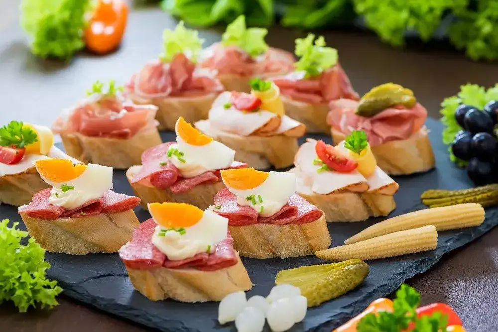 eleganckie przystawki na uroczysty obiad, wykwintne dania finger food
