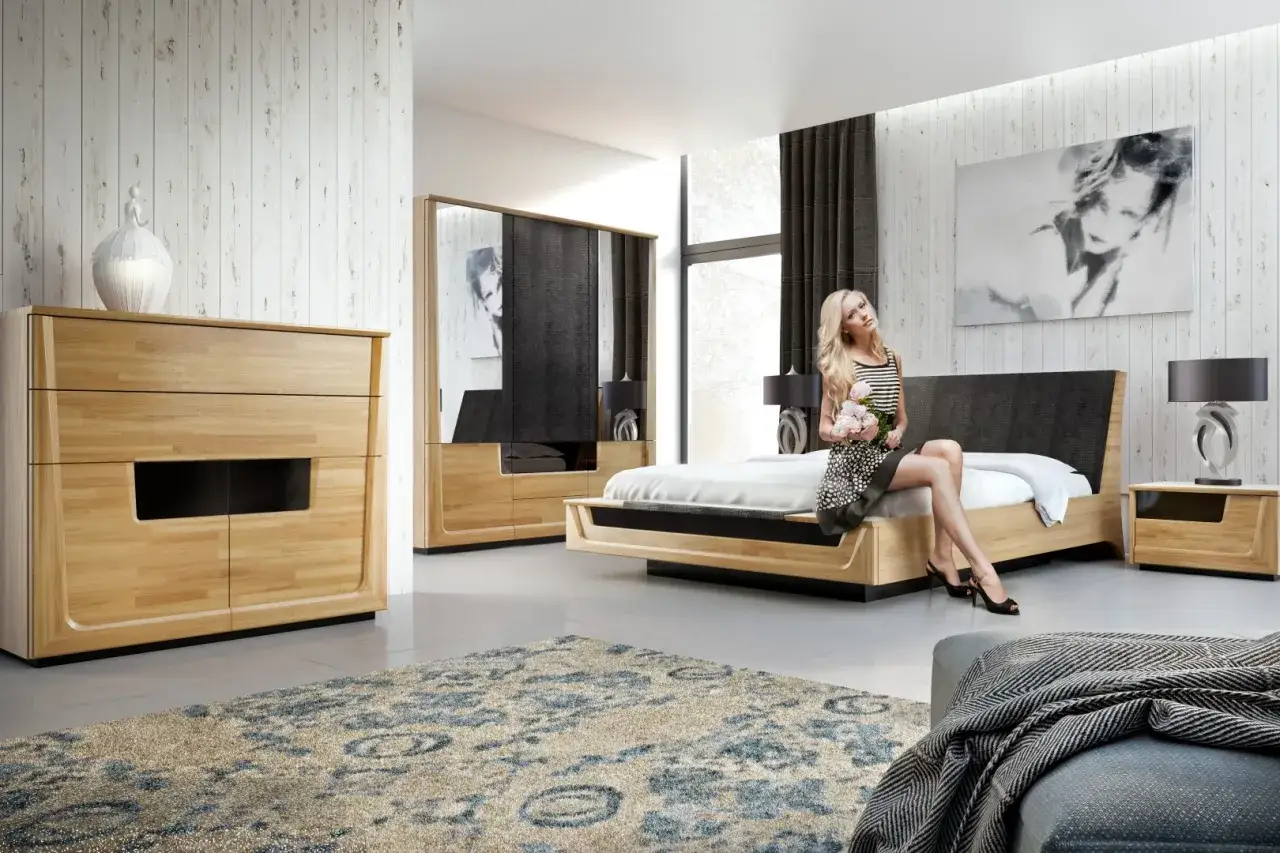 Sypialnia w stylu modernistycznym z drewnianymi meblami, łóżkiem, szafą i komodą. Kobieta z bukietem kwiatów siedzi na łóżku.