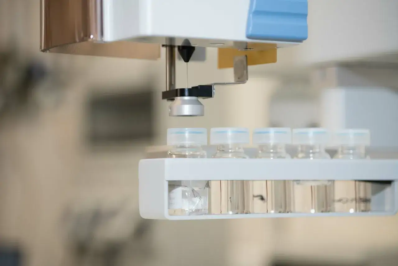 Analisi di laboratorio per determinare cosa sono i nitriti nell'acqua. Un ago preleva campioni da fiale.