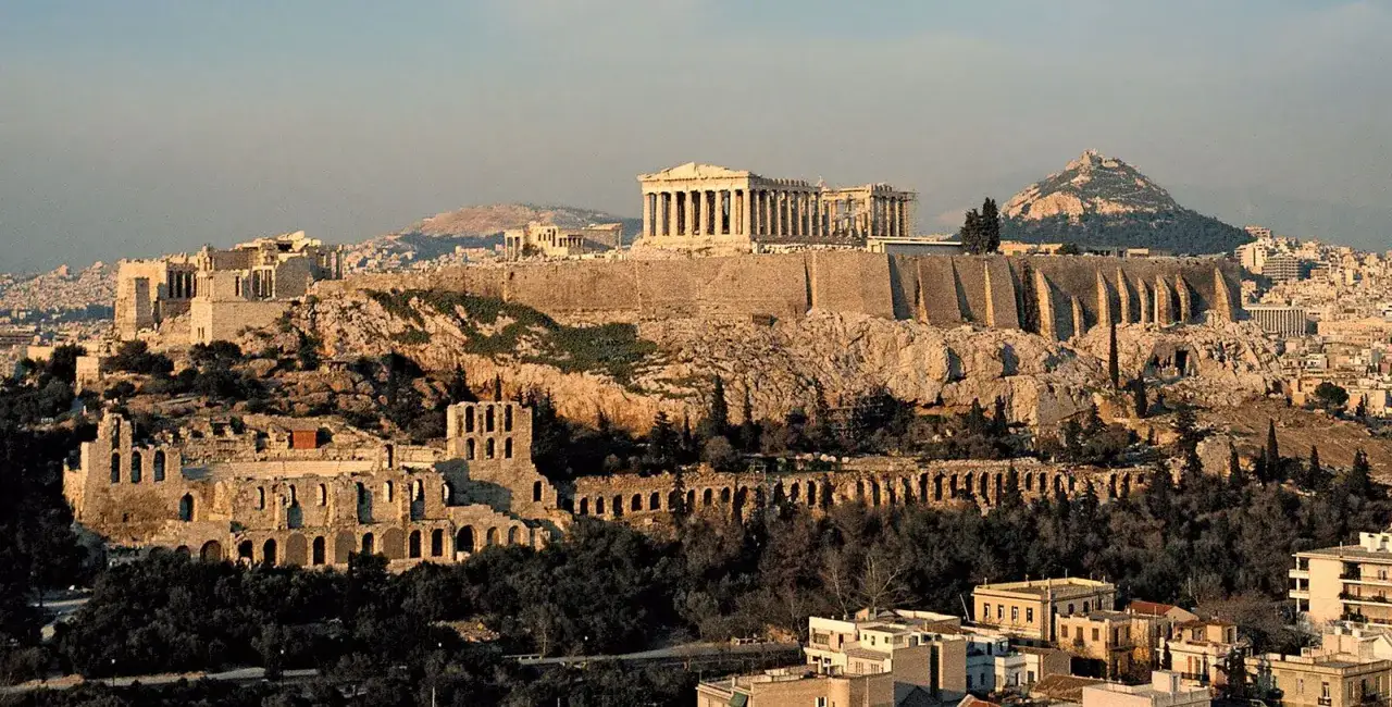 Die Akropolis von Athen, ein Zeugnis der griechischen Antike, thront &uuml;ber der Stadt.