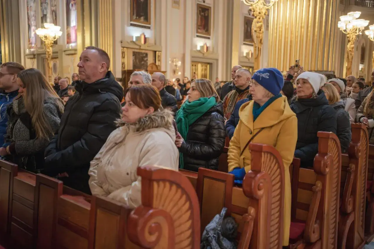 Ludzie w kościele, zastanawiają się, czy 11 listopada trzeba iść do kościoła. Wszyscy siedzą w ławkach.