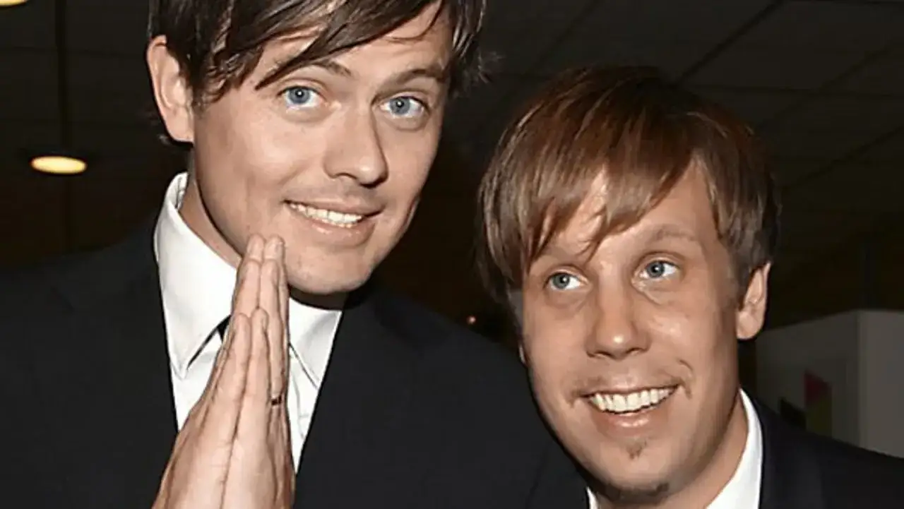 Filip och Fredrik, redo f&ouml;r en Boston Tea Party-liknande protest mot tr&aring;kiga TV-program.